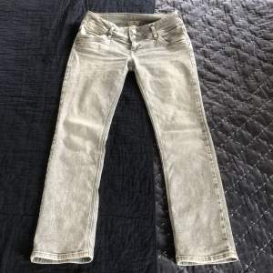 Skitsnygga lågmidjade jeans ifrån Zalando!!😻Orginalpris: 699 kr säljer för 249 kr. Nästan helt oanvända❤️
