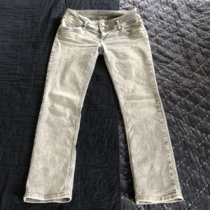 Lågmidjade Jeans - Skitsnygga lågmidjade jeans ifrån Zalando!!😻Orginalpris: 699 kr säljer för 249 kr. Nästan helt oanvända❤️