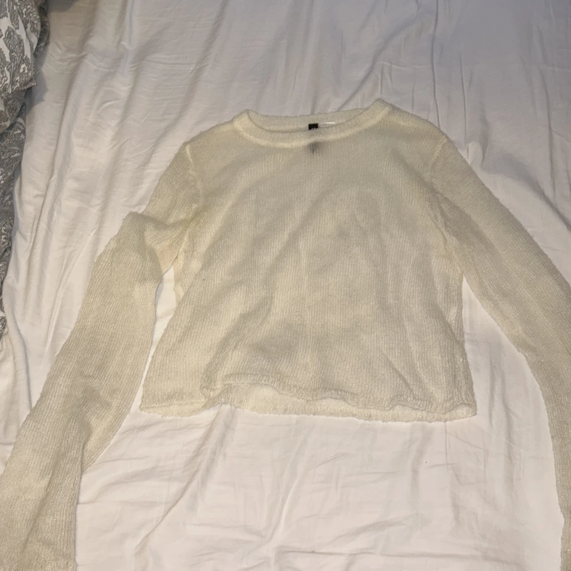 Vit stickad genomskinlig