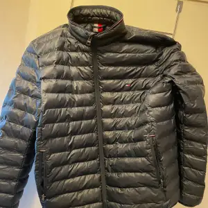 En XL tommy hilfiger jacka , värmer bra på vinter men är också bra till vår. En ny skikt.