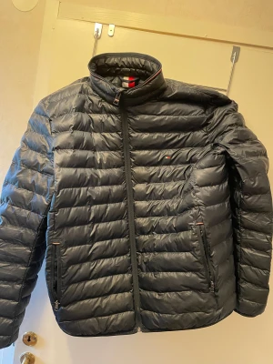 Jacka - tommy hilfiger  - En XL tommy hilfiger jacka , värmer bra på vinter men är också bra till vår. En ny skikt.