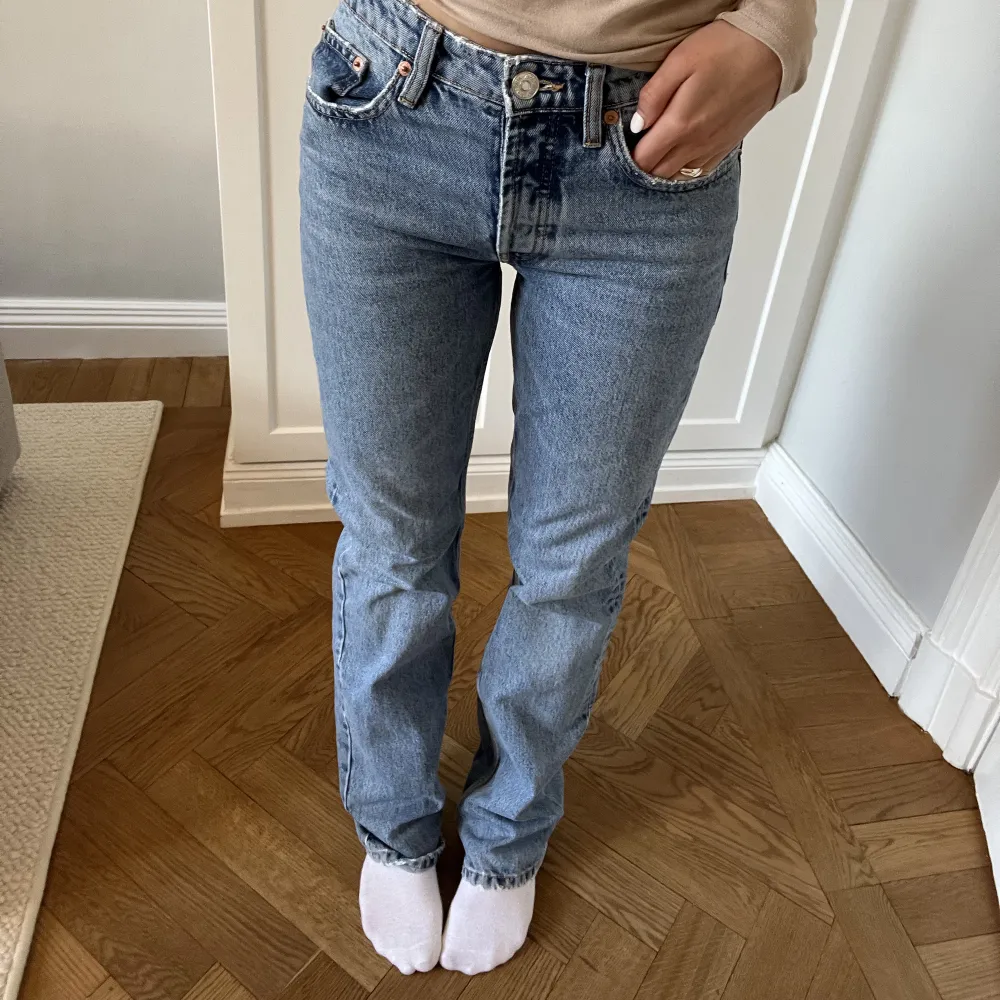Ljusblå raka zara jeans storlek 36. Jag är 170cm.. Jeans & Byxor.