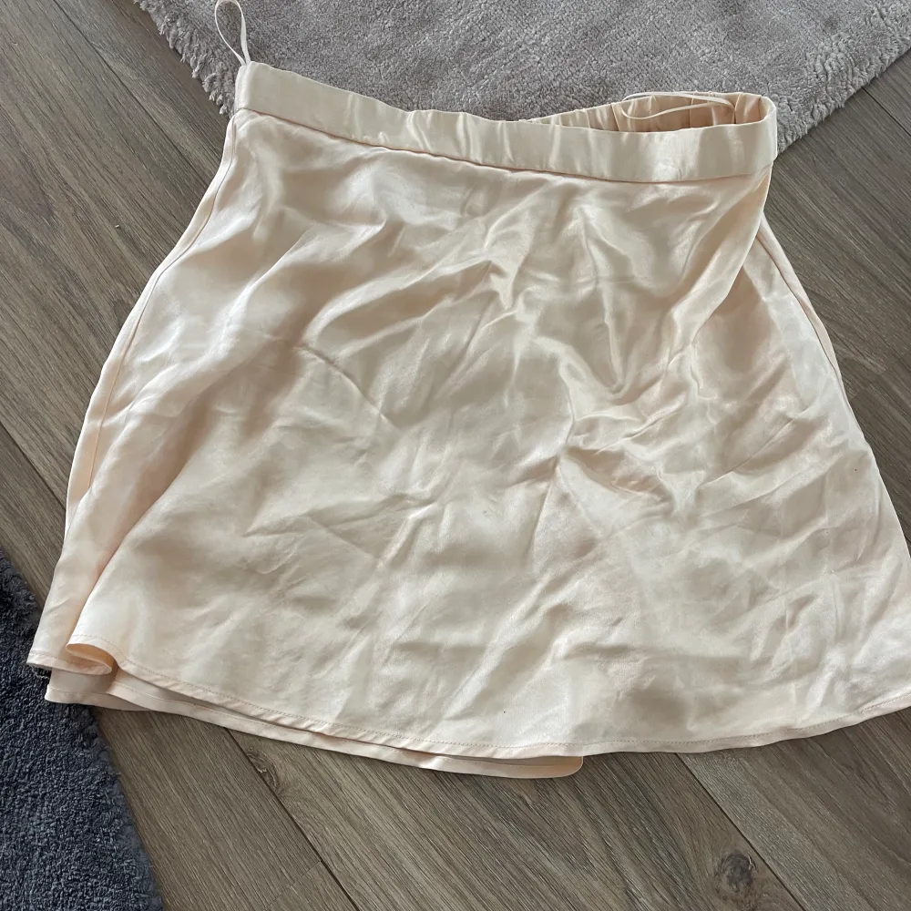 Såå fin beige satinkjol från zara i storlek S! Lite skrynklig men blir perfekt när man stryker!💓. Kjolar.