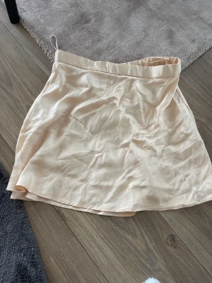 Zar kjol - Såå fin beige satinkjol från zara i storlek S! Lite skrynklig men blir perfekt när man stryker!💓