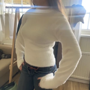 Zara stickad tröja  - Säljer denna knappt använda vita stickade Zara tröjan i storlek S, sitter så snyggt på och är jättemjuk💖💖💖