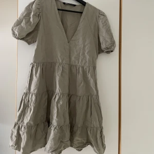 Klänning - Säljer denna fina gröna klänning från zara som inte kommit till användning. 🌸