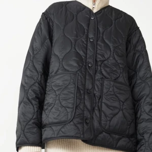 Quiltad jacka  - Quiltad jacka other stories💕 använd 2-3 gånger. Nyskick! Storlek 40 passar S-M. Nypris 1450kr.