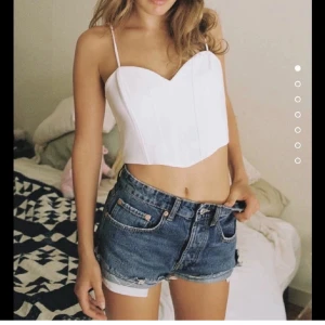 Jeansshorts  - Jättesnygga jeansshorts som är mid waist!! De är sparsamt använda. Skriv för fler bilder eller vid frågor!