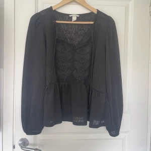 Blus  - Snygg blus men använder tyvärr inte längre, faller snyggt på kroppen!! 