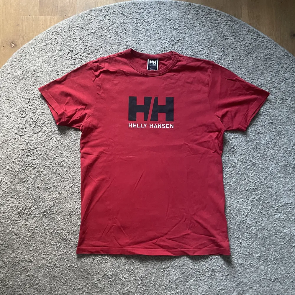 Helly Hansen T-shirt i storlek Medium🍎. T-shirten är knappt använd och i fint skick✨. Tjockt material och grym kvalitet☀️.. T-shirts.