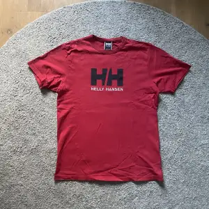 Helly Hansen T-shirt i storlek Medium🍎. T-shirten är knappt använd och i fint skick✨. Tjockt material och grym kvalitet☀️.