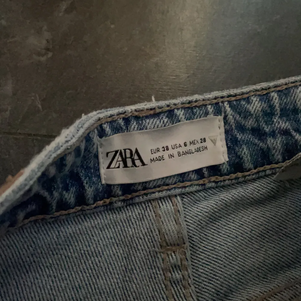 Från zara stl 38 men skulle säga en liten 38 mer som en 36. Anvönda en gång sedan legat i garderoben så dem är som nya. . Jeans & Byxor.