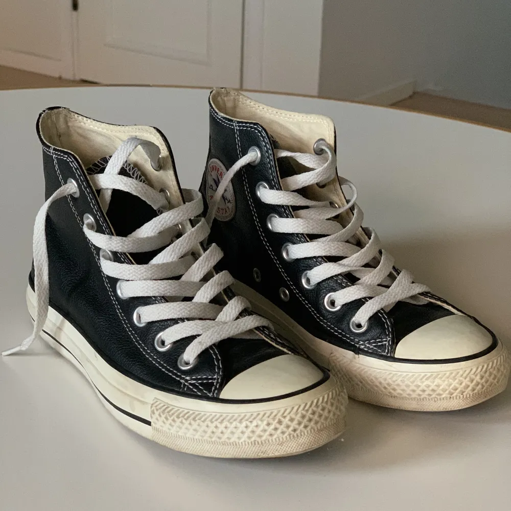 Säljs Converse dam, höga, läder Sneakers är i bra skick.. Skor.