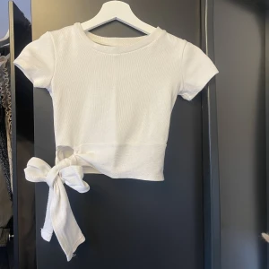 Vit knyttopp  - Vit topp som går att knyta till en rosett i sidan av midjan! Storlek xs/s, 350kr🥰