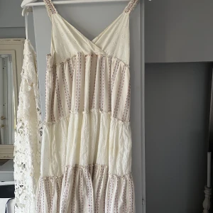 Klänning  - Superfin klänning från Zara, mellanlängd. 