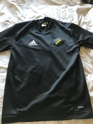 Climacool AIK träningströjs - Köpt i Stockholm typ 2017, knappt använd. Kan även bytas mot andra fotbollströjor