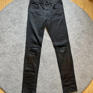 Tiger Of Sweden Jeans - Tjena, säljer nu dessa par Tiger Of Sweden Jeans som är i väldigt bra skick! Inga hål, fläckar osv. Tror att de är vintage då jag ej har sätt att de säljs längre. (Inga djur hemma!) Vid funderingar eller liknande är det bara att kontakta! 