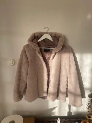 Jacka  - Fluffig jacka, fuskpäls. Väldigt mjuk! Nyskick, nästan aldrig använd! Strl M 