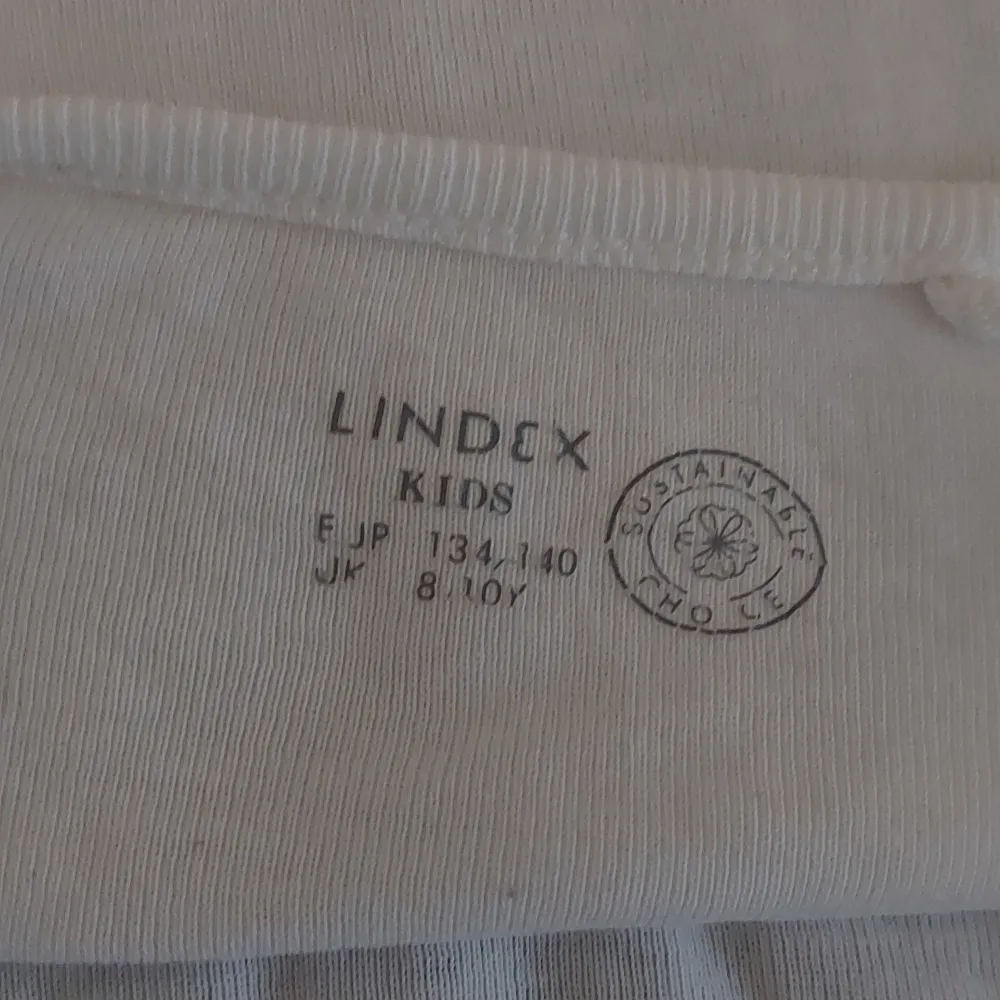 Ett vitt linne från Lindex. Har används ett fåtal gånger. Säljer för det är för litet,jag tror det är storlek Xs.  Jag vet inte riktigt hur det fungerar när jag ska skicka plagget så det kanske tar lite tid😁. Toppar.