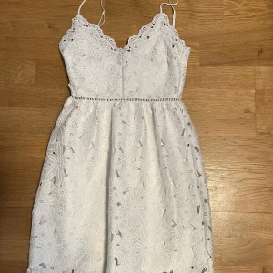 Studentklänning  - Säljer nu min snygga vita klänning som passar perfekt till studenten(priset kan diskuteras)🤍🤍🤍