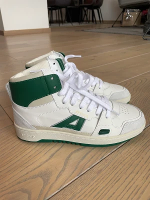 NYA Axel Arigato Dice high strl 38 - Helt oanvända Axel Arigato sneakers. Kommer med box och påse. Normala i strl   Nypris 2299:-