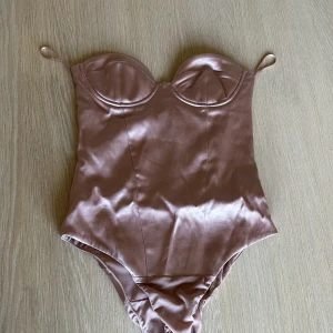 Rosa body - Jättefin body i rosa/ rosé färg från zara. Köpt för ca 1 år sedan men aldrig använd för blev för liten. Skriv för fler bilder, den sitter väldigt fint på!