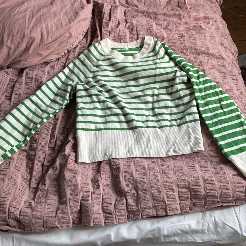 Säljer denna grön-och-vit randiga tröjan ifrån arket då jag inte får så mycket användning av den längre. Använt ca.5 ggr och den är i nyskick. Nypris: 550kr. Stickat.