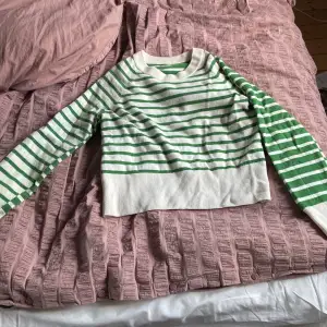 Säljer denna grön-och-vit randiga tröjan ifrån arket då jag inte får så mycket användning av den längre. Använt ca.5 ggr och den är i nyskick. Nypris: 550kr
