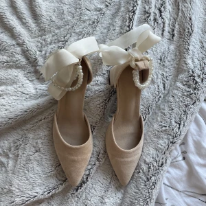 Klackar - Så söta klackar som verkligen är ”old money” stilen🤍 detaljer går att ta av. Helt oanvända! Beige rosa färg🌸