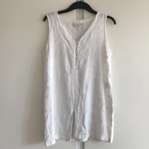 Fin dam topp med mönster  - Dam topp med mönster, lite genomskinlig , knappt använt, ny skick, inget fel på den 