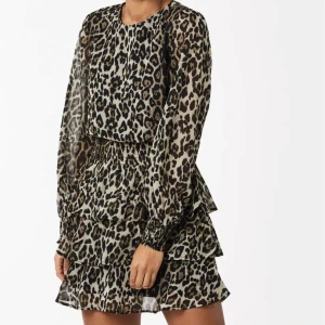 Volangklänning - Jättefin volangklänning från gina i leopardmönster. Den är i fint skick och är i storlek 34. Egen bild finns om man swipear