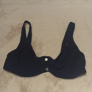 Marinblå bikini topp - Marinblå bikini topp i storlek 46, cup C. Aldrig använd, säljer för 40kr + frakt 