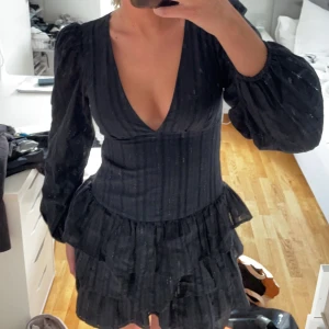 Zara klänning  - Svart klänning från Zara med prislappen kvar! Jätte jättefin men tyvärr lite kort på mig så har aldrig använt den💗kontakta mig vid köp eller frågor! Köparen står för frakt på 54kr. Lägg BARA bud om du VILL köpa❤️