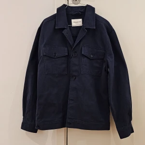 Overshirt/jacka - Helt oanvänd marinblå overshirt/jacka perfekt till sommaren. 