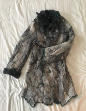 Vintage Pels Frakke  - Smuk Vintage pelsjakke, 100% Tomahawk Pels og Genuine Leather!   Smuk, vedligeholdt vintage frakke 🌀 blødeste kvalitet inden- som i udenpå!  Holder dig ligeså dejlig varm.   Bud modtaget gerne! 