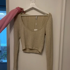 Tröja från Nelly  - Söker denna tröjan från Nelly i storlek M då de inte riktigt är min stil. Tröjan är helt oanvänd med prislappen på och ordinariepris är 399 men säljer för 250.