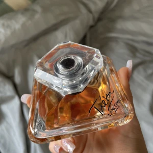 Lancome Tresor - Lancome tresor luktar jättegott och passar alla årstider tycker jag 💝 lite mer än hälften kvar skulle gissa på runt 70 ml❤️ skriv vid frågor💝💝💝