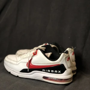 Nike air Max skor - Nike air Max skor. (Äkta). De är använda fåtal gånger skick 8,5/10 ser ut som nya och är näst intill helt nya. Kom privat för mer info☺️