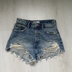 Shorts - Säljer mina shorts från zara som jag köpte på plick då dem aldrig kommer till användning❤️💕⚡️