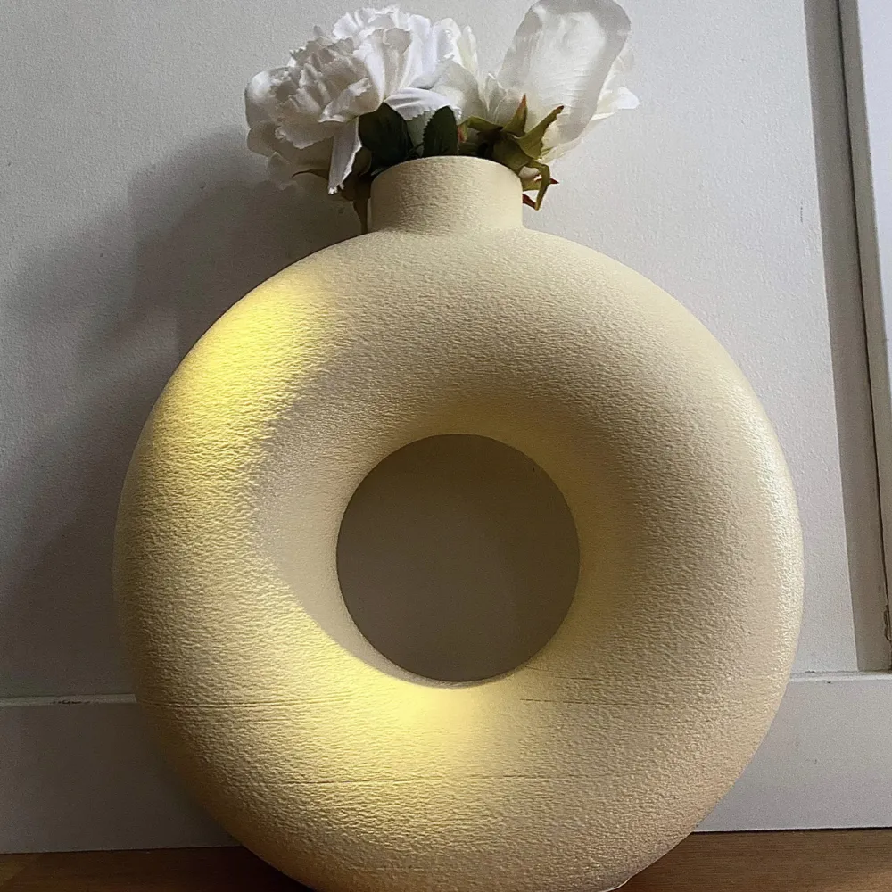 Hejjj! Min pappa designar och 3D-printar vaser i PLA-material som går att använda som dekoration. Han lovar inte vattentäthet men vaserna är så pass fina att de även kan stå som de är! Den här vasen har bredden 305mm,djup 95mm,höjd 309mm.💓💓💓💗💗. Övrigt.