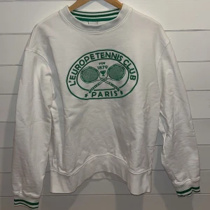 Vit Sweatshirt  -  Inprincip helt oanvänd. Köpt från Zara, inga fläckar, inga hål. 