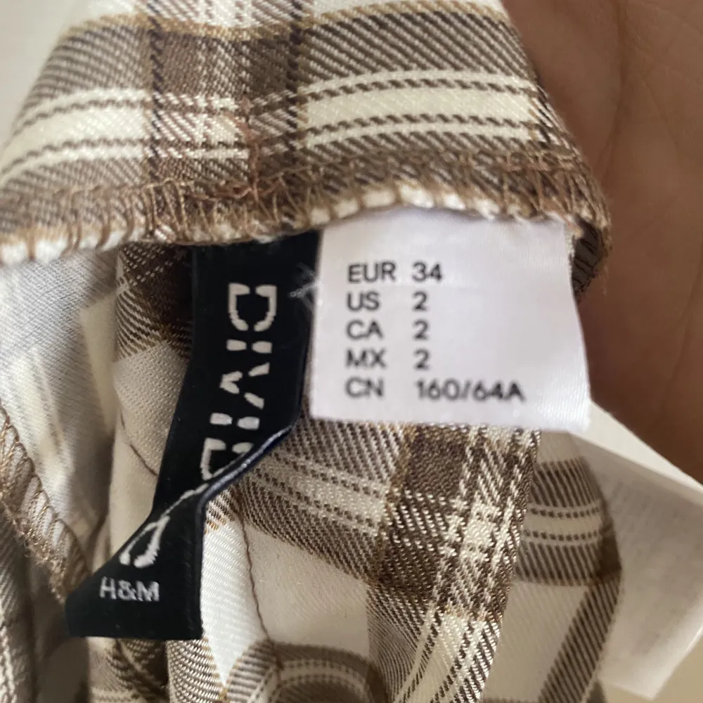 Säljer denna vackra plisserade (plaid) kjolen från h&m pga att jag köpte fel storlek☘️ Köpte för 199 kr men säljer för 125 kr. Fri frakt och priset kan diskuteras vid snabba köp!💕 . Kjolar.