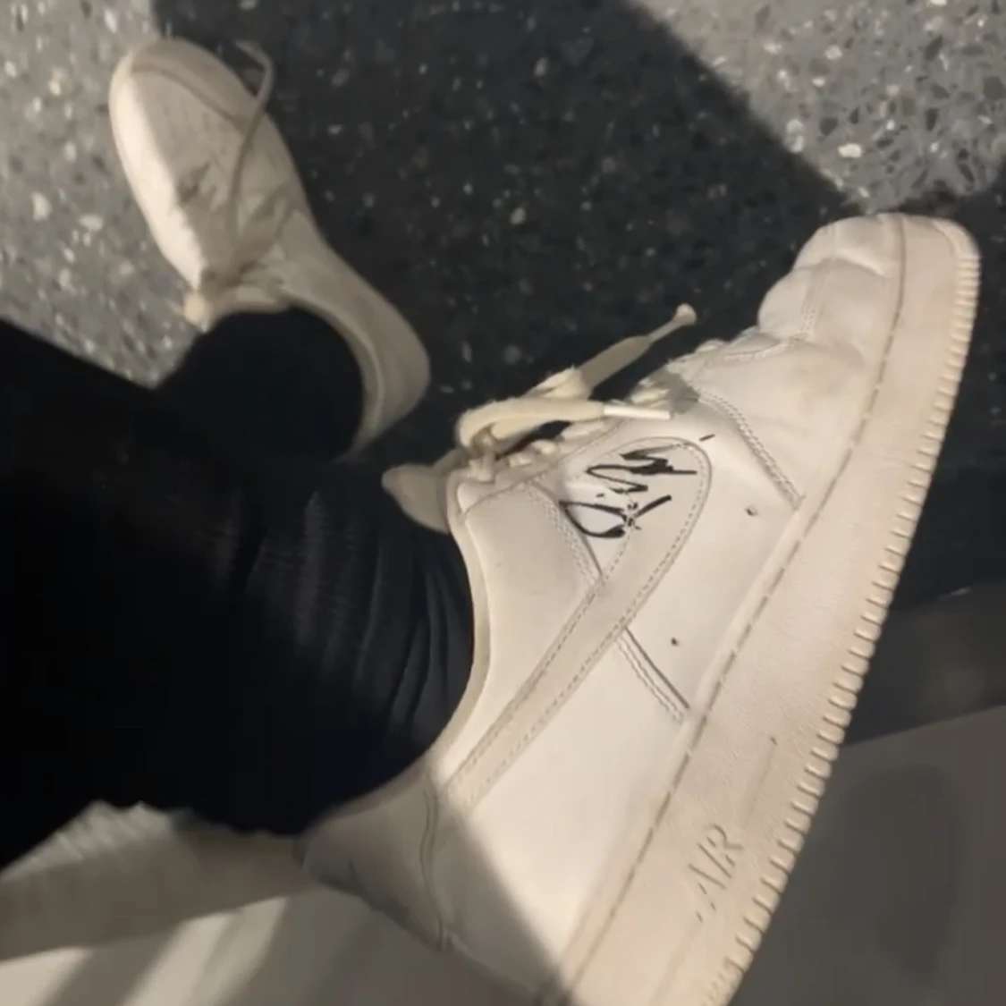 Post Malone signerade Airforce 1 - 90