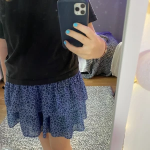 Kjol  - Säljer denna kjol som ej kommer till användning längre.❤️perfekt till sommaren, använd fåtal gånger men ändå jätte fint skick! Skickar spårbart med postnord. 