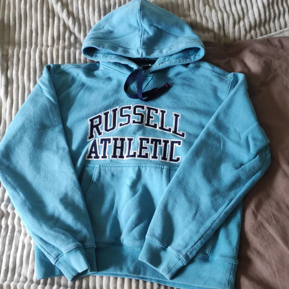 Blå Russell hoodie, Lite nopprig och har en liten fläck men annars bra skick.. Tröjor & Koftor.
