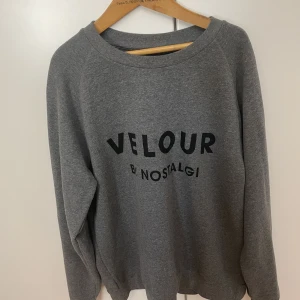 Tröja Velour bomull - En fin tröja i 100 % bomull använd endast en gång. Storlek medium. Snyggt gråmelerad och köpt i märkesbutik garment för 1200 kr. Tröjan säljs i nyskick och är mjuk och behaglig. Säljes på gr av andra behov i färger.