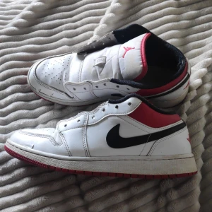 Jordan 1 Low White University Red - Ganska så slitna jordans(se bild) Orginalsnörerna finns inte kvar Pris 300kr vid snabb affär 200 