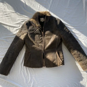 Mockajacka foder  - Läs❗️Jacka från MNG (Mango) i äkta mocka. Dubbel dragkedja och är fodrad. Thriftad och luktar ganska starkt garage/typ cigg och jag har inte tid att försöka göra rent den och få bort doften så säljer istället billigt. Köps via Swish eller köp nu 💋