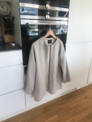 Jacka Lindex  - Säljer min Lindex jacka som jag tycker om men inte fått användning avjag köpte den för 500 men ordinarie priset är 700 och jag säljer den för 300.