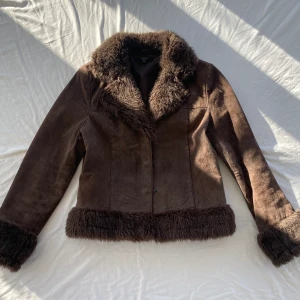 Mockajacka päls  - Jacka i äkta mocka från Vero Moda som jag har thriftat, varken tvättad eller använd av mig. Inte äkta päls. Storlek M på lappen men passar också S. Köps via Swish eller köp nu 💋